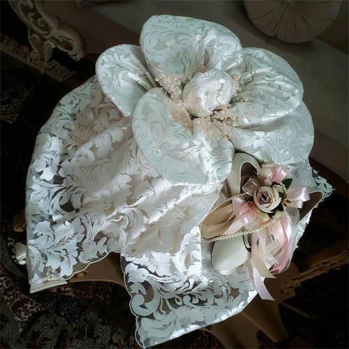تزیین چادر عروس به شکل گل با کمک طلق و مقوا
